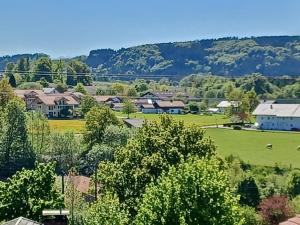 a town with houses and trees and mountains in the background at Ferienwohnung Kampenwand in Bad Endorf