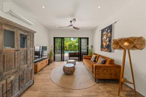 a living room with a couch and a table at Luxe Tropische Villa met Privézwembad in Jan Thiel