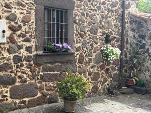 a stone building with a window with flowers on it at Prendas Paulilatino in Paulilatino