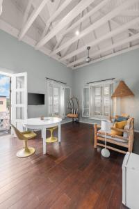 a living room with a white table and a couch at BijBlauw in Willemstad