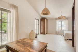 a living room with a table and a bed at Doma in Supetar