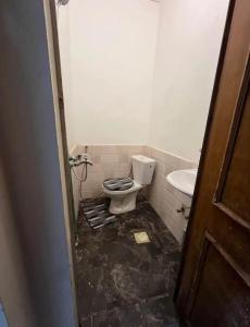 a dirty bathroom with a toilet and a sink at Mostaganem sablette in Les Sablettes Mazagran-Plage