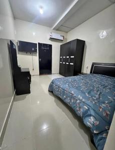 a bedroom with a bed and cabinets in it at Mostaganem sablette in Les Sablettes Mazagran-Plage