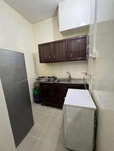 a small kitchen with a sink and a refrigerator at Mostaganem sablette in Les Sablettes Mazagran-Plage