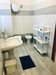 a bathroom with a sink and a toilet at Appartamento Oscar in Tuoro sul Trasimeno