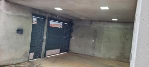 an empty room with a garage with a door at Lar Tranquilo Com Garagem in Pirassununga
