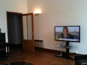 En tv och/eller ett underhållningssystem på Palais D'Etigny