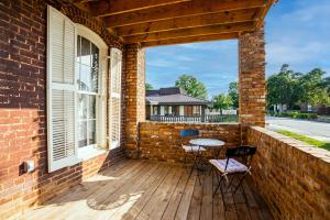 a patio with a table and chairs on a brick building at Cozy House with Private Sauna in Maryville