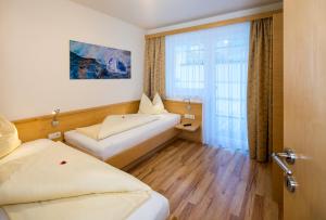 Łóżko lub łóżka w pokoju w obiekcie Aparthotel Alpendiamant Serfaus Wachter GmbH