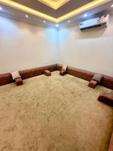 a seating area in a living room with a couch at شاليهات حياة روز in Taif