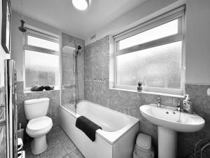 a bathroom with a toilet a sink and a bath tub at Park Apartment 2, Close to Tynemouth in Tynemouth +28 photos