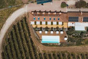 an aerial view of a house with a swimming pool at Casinhas de Santo António in Alter do Chão