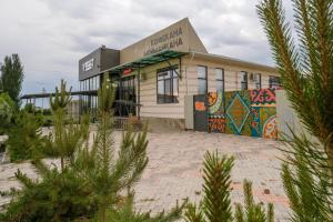 ein Gebäude mit Graffiti an der Seite in der Unterkunft Vell7 Hotel in Dzhetyoguz