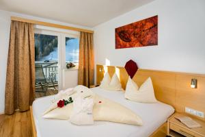 pokój hotelowy z łóżkiem i dwiema poduszkami w obiekcie Aparthotel Alpendiamant Serfaus Wachter GmbH w mieście Serfaus