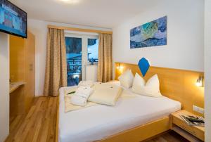 Łóżko lub łóżka w pokoju w obiekcie Aparthotel Alpendiamant Serfaus Wachter GmbH