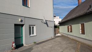 a shadow of a bird on the side of a building at Tor zur Weinstrasse, Smart & Einfach in Leibnitz