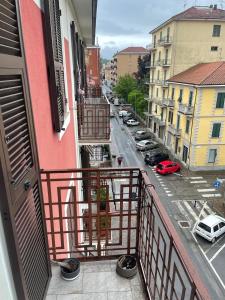 Blick von einem Balkon auf eine Stadtstraße in der Unterkunft Corso Martiri in Cairo Montenotte