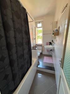 ein Badezimmer mit Dusche und Waschbecken in der Unterkunft Corso Martiri in Cairo Montenotte
