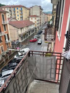 Blick auf eine Stadtstraße mit geparkten Autos in der Unterkunft Corso Martiri in Cairo Montenotte