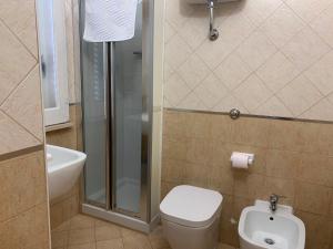 a bathroom with a shower and a toilet and a sink at B&B Florida sul mare via faro 30 in Capo Rizzuto