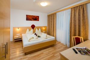 Łóżko lub łóżka w pokoju w obiekcie Aparthotel Alpendiamant Serfaus Wachter GmbH