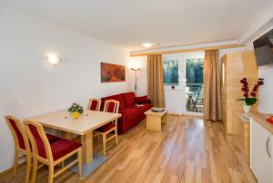 Kuchnia lub aneks kuchenny w obiekcie Aparthotel Alpendiamant Serfaus Wachter GmbH