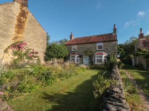 a house with a garden in front of it at Bute Cottage in Pickering