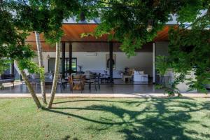 a view of the house from the yard at Casa a jabuticabeira in Avaré