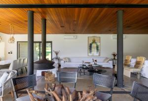 an open living room with a wood ceiling at Casa a jabuticabeira in Avaré