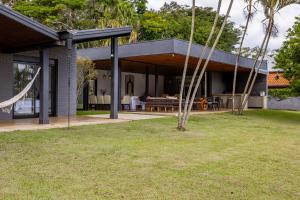 a house with a patio and a yard at Casa a jabuticabeira in Avaré