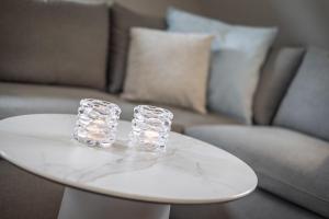 two glasses on a white table in front of a couch at Seestern Keitum in Keitum