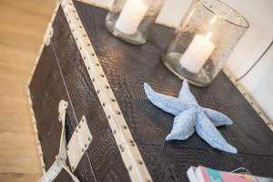 two blue starfish sitting on a table with candles at Seestern Keitum in Keitum