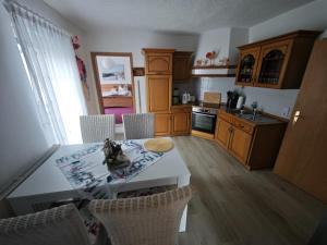 a kitchen with a table and chairs and a table and a kitchen at Ferienwohnung Siegmund Mitte in Waltershausen