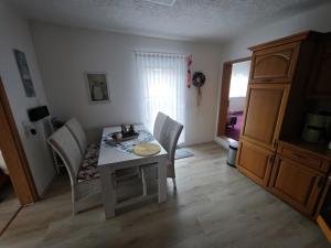 a kitchen with a table and chairs in a room at Ferienwohnung Siegmund Mitte in Waltershausen
