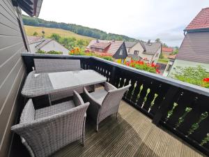 a balcony with a table and chairs and a view at Ferienwohnung Siegmund Mitte in Waltershausen