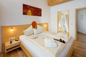 Łóżko lub łóżka w pokoju w obiekcie Aparthotel Alpendiamant Serfaus Wachter GmbH