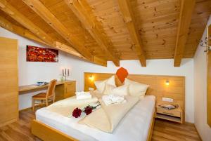 Łóżko lub łóżka w pokoju w obiekcie Aparthotel Alpendiamant Serfaus Wachter GmbH