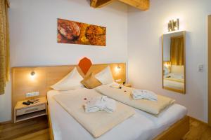 Łóżko lub łóżka w pokoju w obiekcie Aparthotel Alpendiamant Serfaus Wachter GmbH