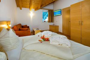Łóżko lub łóżka w pokoju w obiekcie Aparthotel Alpendiamant Serfaus Wachter GmbH