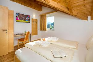 Łóżko lub łóżka w pokoju w obiekcie Aparthotel Alpendiamant Serfaus Wachter GmbH