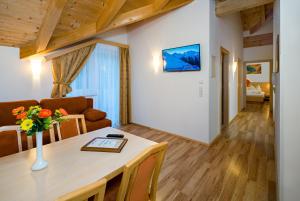 Telewizja i/lub zestaw kina domowego w obiekcie Aparthotel Alpendiamant Serfaus Wachter GmbH
