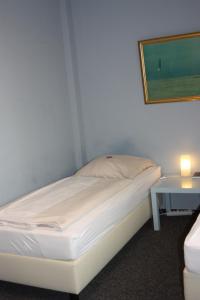 Postel nebo postele na pokoji v ubytování Ahoi-Gästehaus