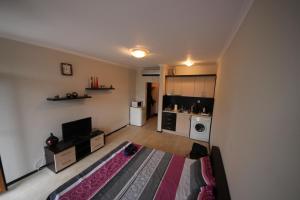 een lege woonkamer met een keuken en een woonkamer bij Menada Crystal Park Apartments in Sunny Beach