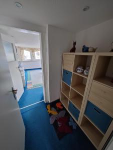 a room with a shelf and a cat sitting on the floor at Ferienwohnung Siegmund Dachboden in Waltershausen