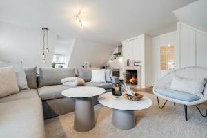 a living room with a couch and two tables at Strandkrabbe in Keitum