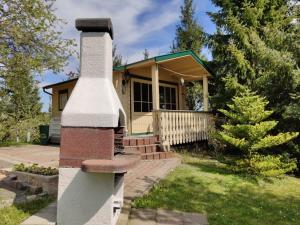 a house with a pillar in front of it at Ferienwohnung Siegmund Dachboden in Waltershausen