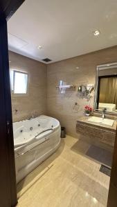 a large bathroom with a tub and a sink at قلب الشمال للشقق الفندقيه in Hail +13 photos