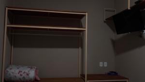 a bedroom with a bunk bed with a tv at Pousada Green House Paraty in Paraty