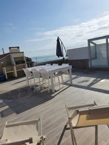 a white table and chairs sitting on a roof at Casa da Lota in Vieira de Leiria