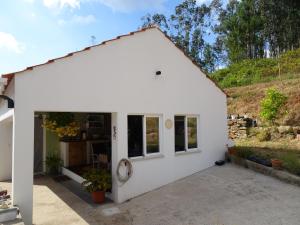 a white house with a pathway leading into it at Carma de Madeira Lodge in Penela